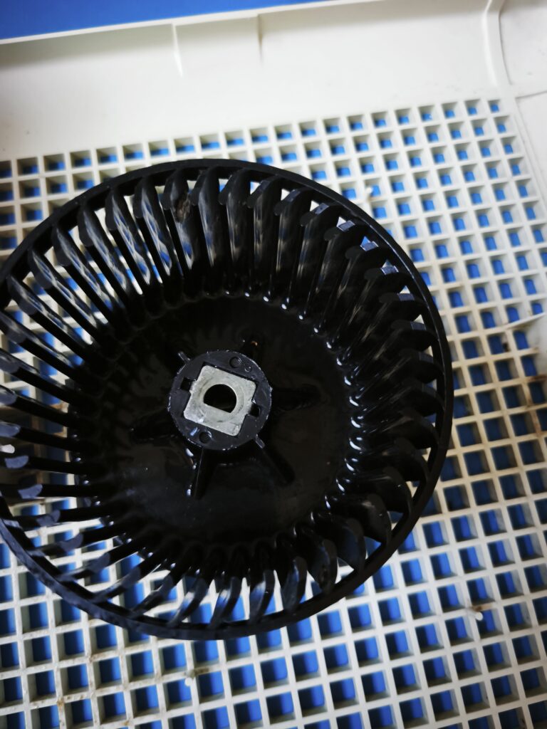 トイレの換気扇、実は「詰まって」いませんか？