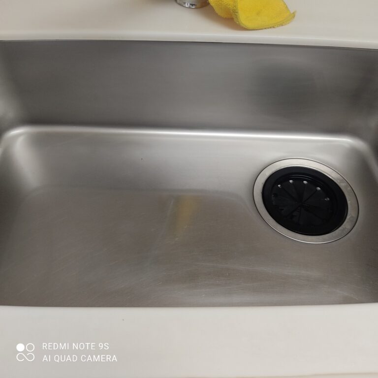 キッチンのシンクがくすんで見える原因と解決策｜八街市・成田市のハウスクリーニングすぎやま美工