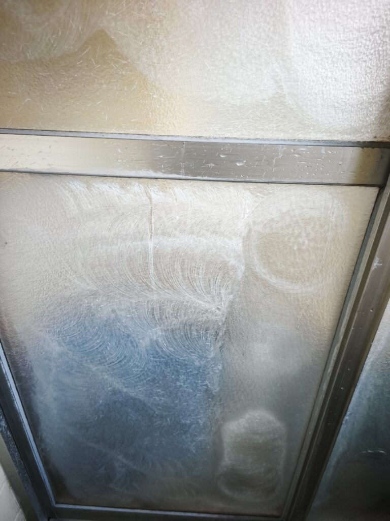 【施工事例】浴室ガラス扉の頑固な水垢を除去｜八街市のハウスクリーニングすぎやま美工