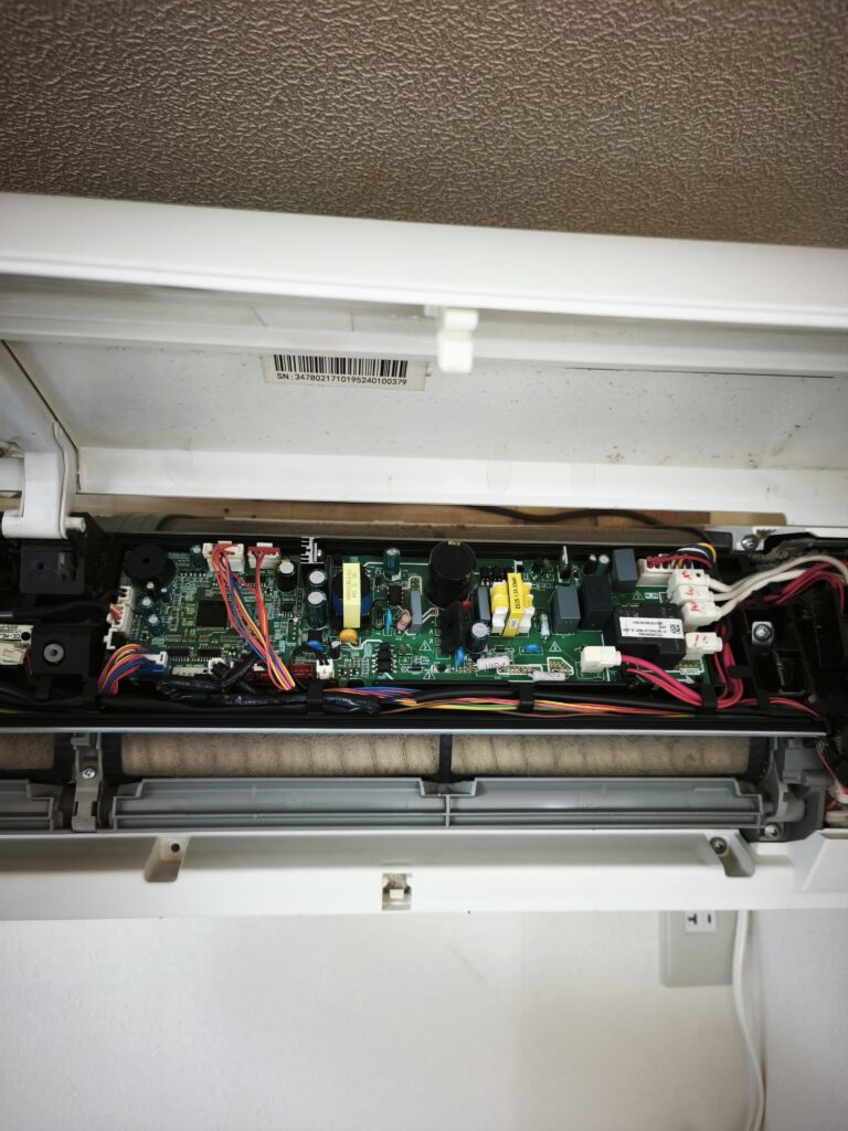 東芝エアコン（RAS-F401RT）クリーニング！黒カビ汚れをしっかり洗浄｜八街市・成田市のハウスクリーニングすぎやま美工