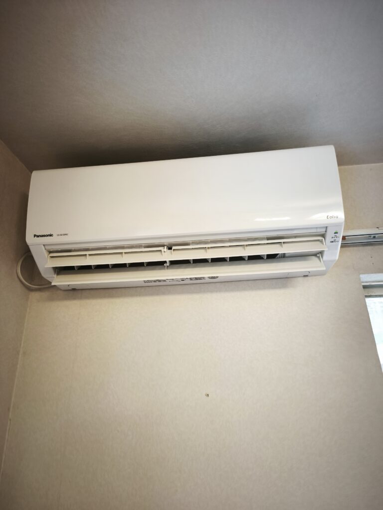 【施工事例】富里市のエアコンクリーニング｜2021年製Panasonic CS-561DFR2-W、リピーターのお客様に今年も対応