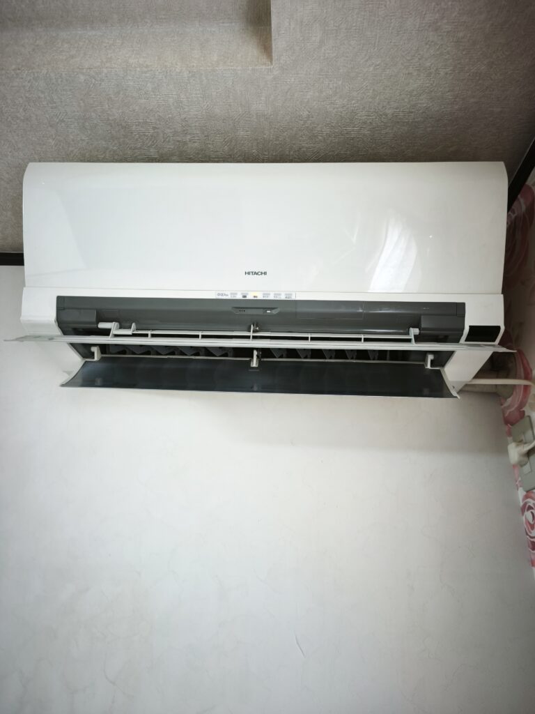 【施工事例】八街市のエアコンクリーニング｜2012年製HITACHI RAS-S56A2、3年前に洗ったのにまた真っ黒