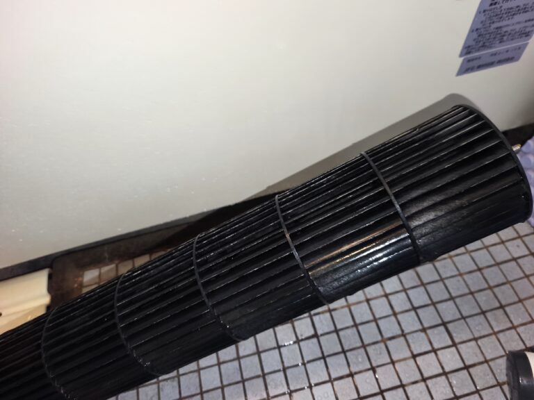 【危険】エアコン稼働中にブラシを入れたらファンが割れた！自己清掃の落とし穴